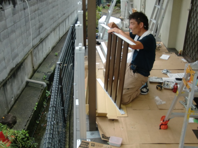 岸和田市西之内町でウッドデッキの手すり設置