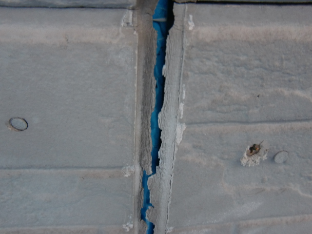 岸和田市西之内町の劣化した目地コーキング