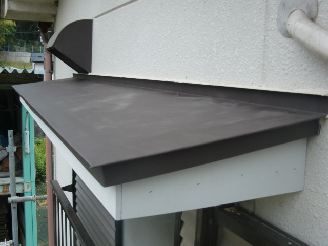 岸和田市大沢町の落下した庇の復旧工事　2日目