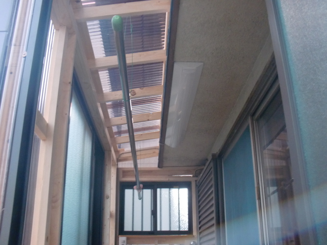 岸和田市土生町の物干し場の吊り竿