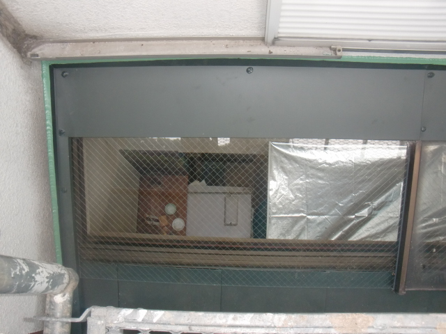 岸和田市春木本町の採光窓の周りの板金