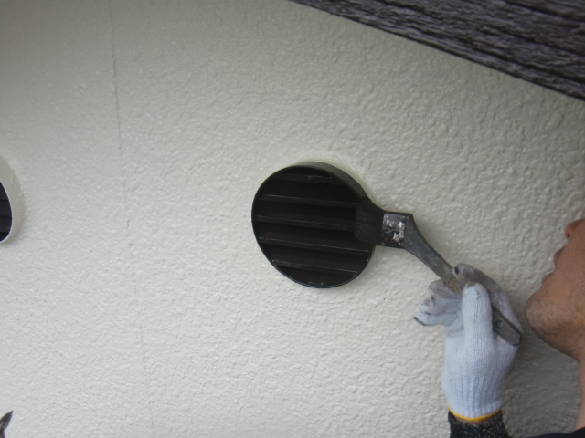 岸和田市天神山町の小屋裏換気口塗装