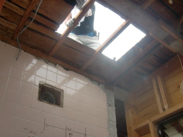 岸和田市内畑町のお風呂場の屋根かさ上げ工事で既存屋根一部カット