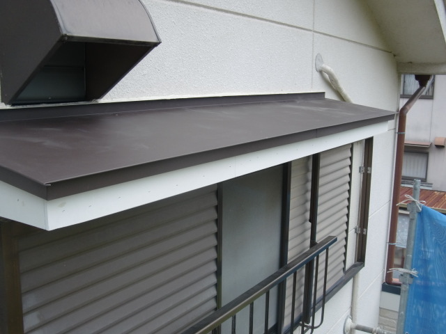 岸和田市大沢町の落下した庇の復旧工事　2日目
