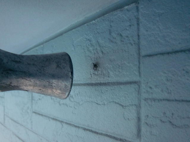 岸和田市西之内町のサイディングを留めている釘打ち直し