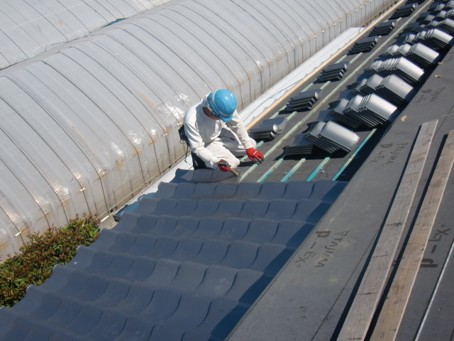 岸和田市土生町の下屋を引っ掛け桟瓦葺き中