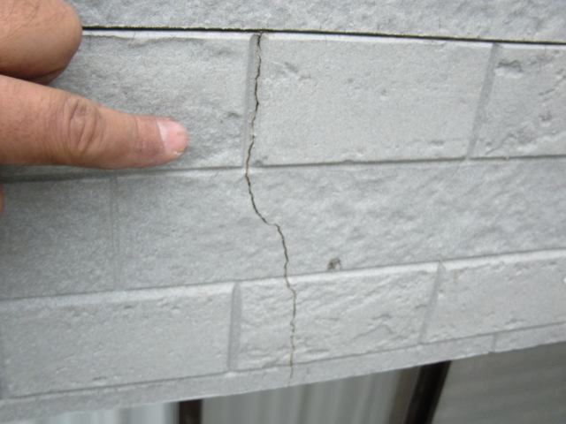 岸和田市尾生町のサイディングのひび割れ