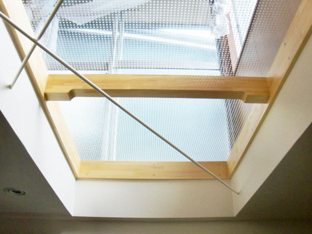 岸和田市小松里町の部屋内から見た採光窓