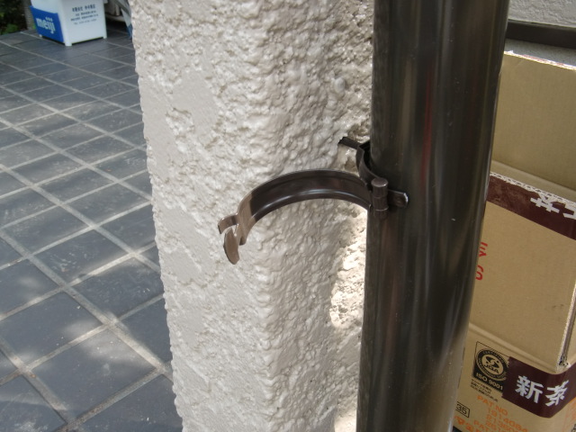 岸和田市天神山町の竪樋のつかみ金具