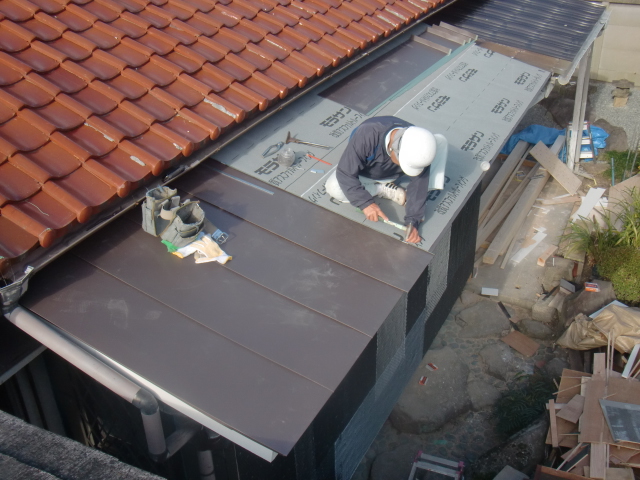 岸和田市西之内町でガルバリウム鋼板立平葺き