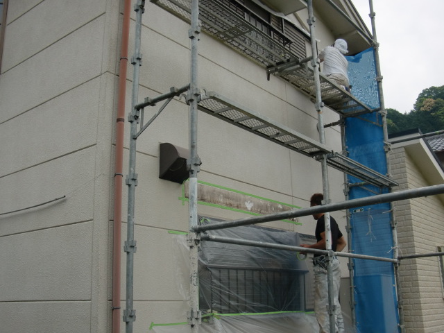 岸和田市大沢町の復旧した庇の塗装工事　3日目