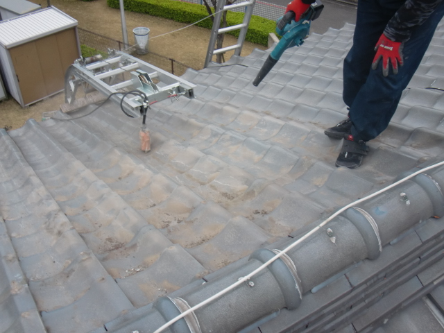 岸和田市土生町の屋根掃除中