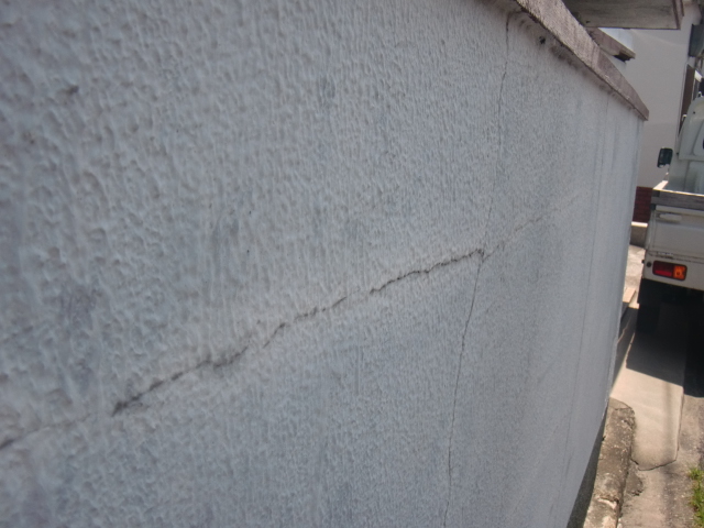 泉北郡忠岡町の劣化した塀のクラック泉北郡忠岡町の劣化した塀のクラック
