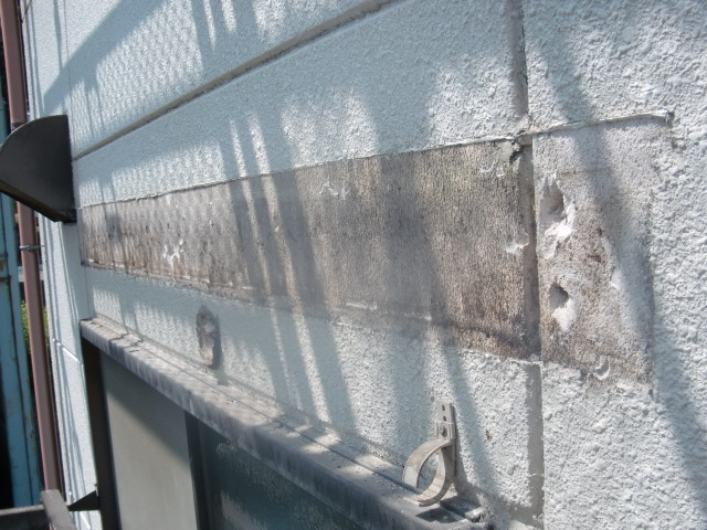 岸和田市の劣化の進んだ庇の復旧工事　1日目