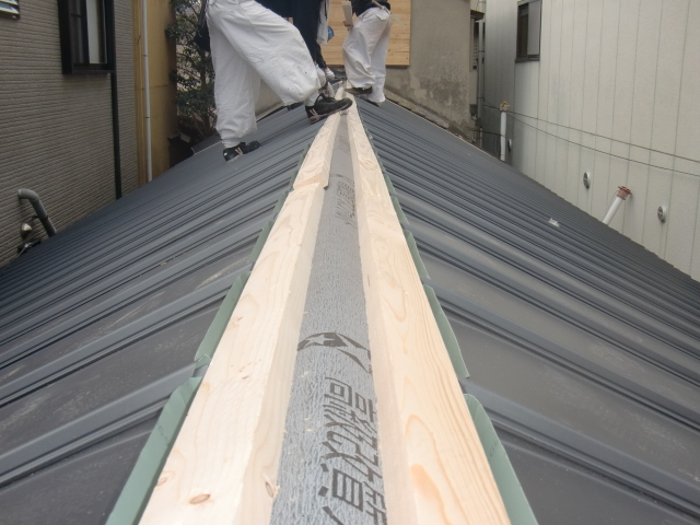 泉北郡忠岡町の棟の貫板取り付け