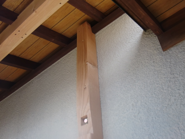 岸和田市東ヶ丘町の劣化した庇の補強/受け梁を固定する角材