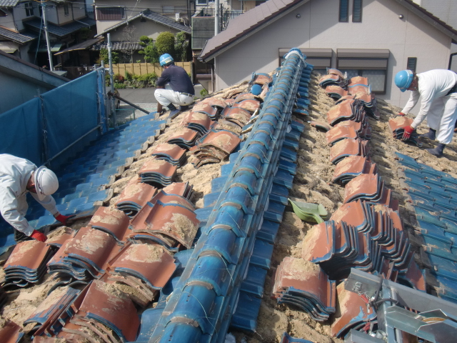 岸和田市吉井町の既存の瓦をめくります