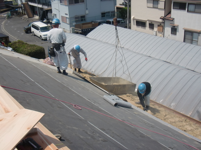 岸和田市土生町の下屋根の既存瓦など撤去