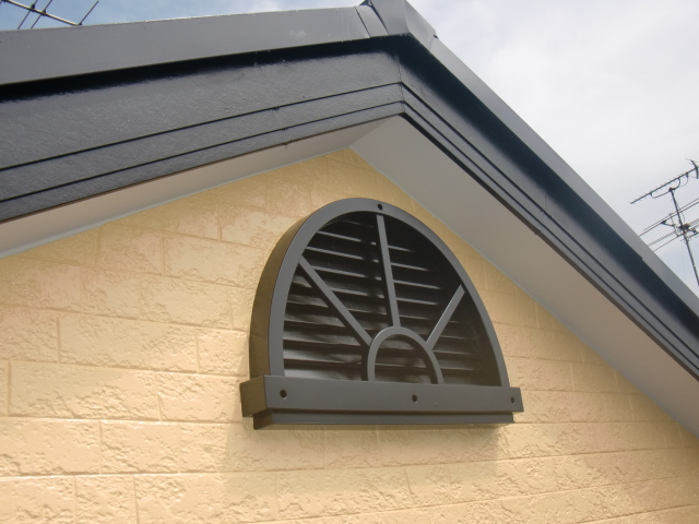 岸和田市八田町の破風板と換気口塗装完了