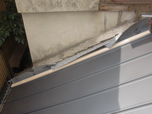 泉北郡忠岡町の建物側に水切り設置