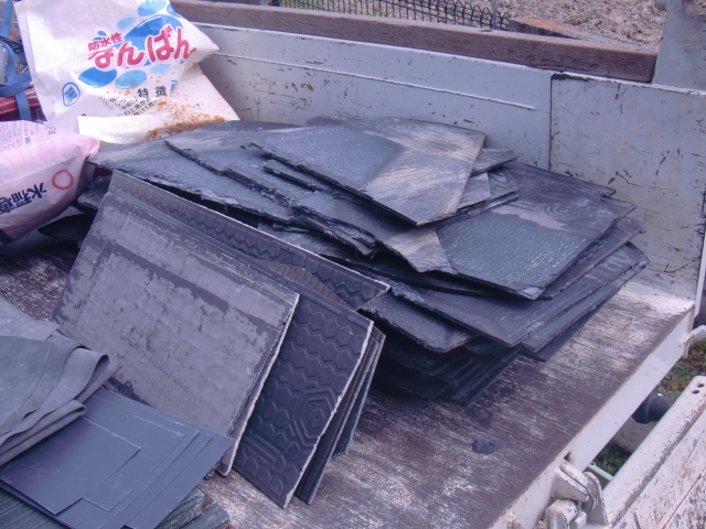 岸和田市尾生町の屋根の瓦一部撤去