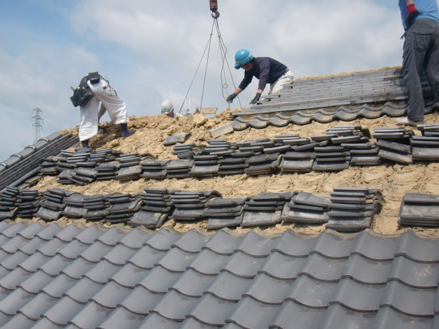 岸和田市土生町の屋根葺き替え/瓦めくり作業
