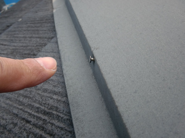 岸和田市尾生町のスレート屋根の棟板金の釘