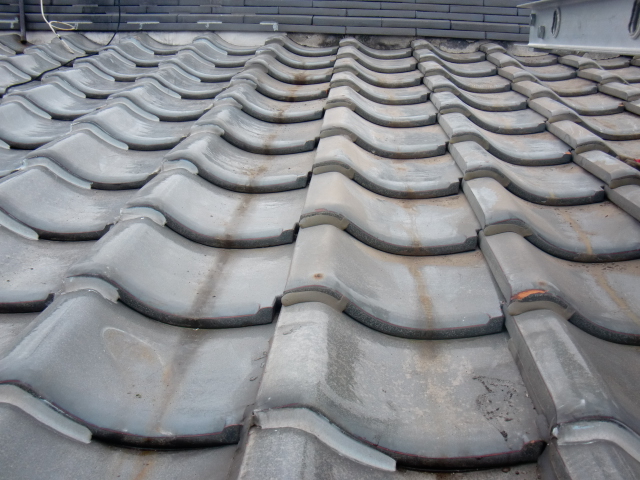岸和田市土生町の屋根瓦のコーキング増し打ち