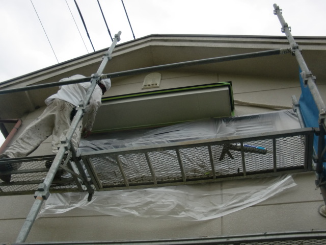 岸和田市大沢町の復旧した庇の塗装工事　3日目