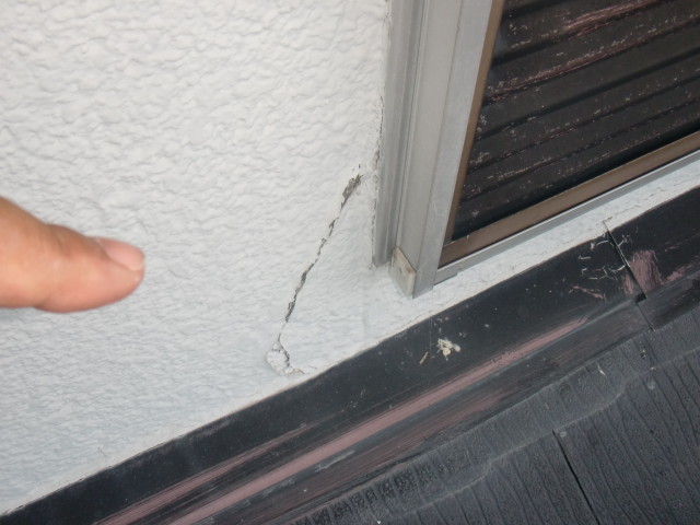 岸和田市摩湯町で外壁のクラック確認