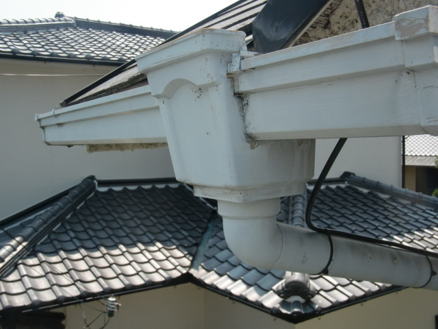 岸和田市岡山町の経年劣化した雨樋現況