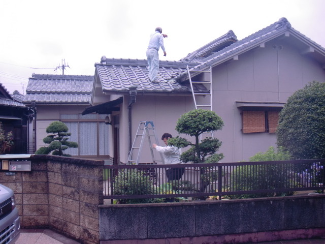 岸和田市の家、屋根全景、他にも雨漏り箇所あるんじゃないかな