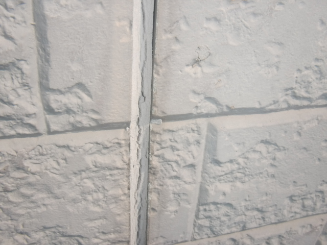 岸和田市八田町のサイディング目地の劣化したシーリング