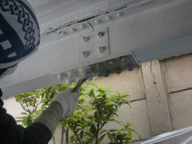 岸和田市春木の鉄骨のボルトに錆止め塗料塗布