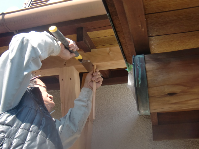 岸和田市東ヶ丘町の劣化した庇の補強/釘穴隠し