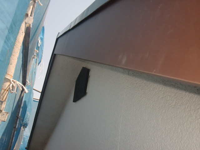 岸和田市摩湯町の屋根の破風板板金巻き工事