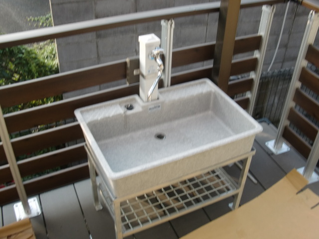 岸和田市西之内町のウッドデッキに設置したガーデン流し