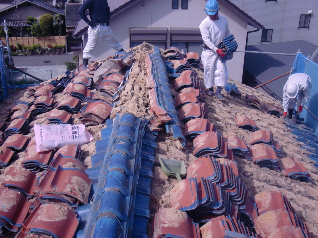 岸和田市吉井町の屋根葺き替えの様子