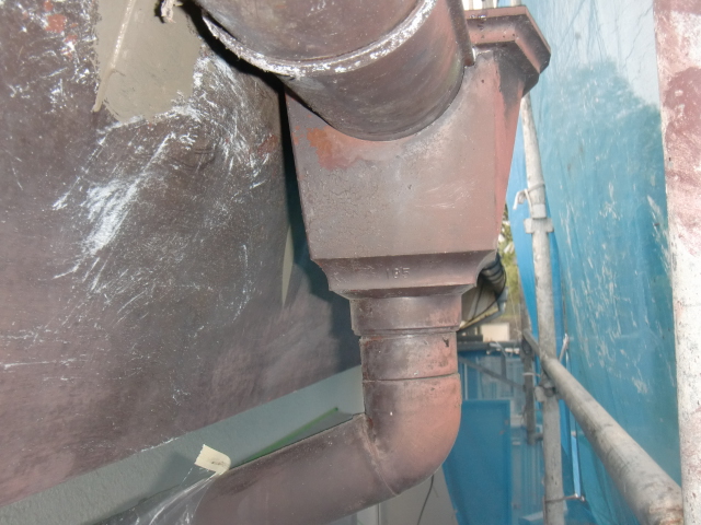 岸和田市天神山町の劣化した雨樋現況