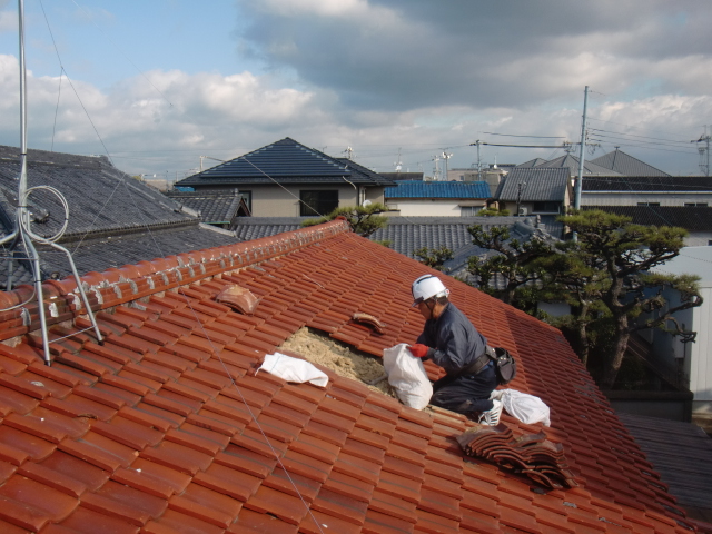 岸和田市西之内町の採光窓設置で既存瓦撤去中