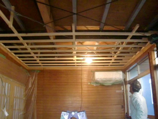 岸和田市小松里町の天井に野縁設置
