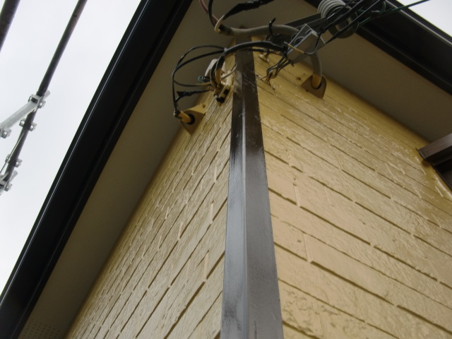 岸和田市尾生町の外壁のコーナー見切り材も塗装