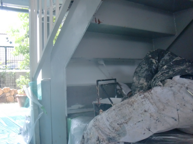 岸和田市春木の階段の裏側に錆止め塗布