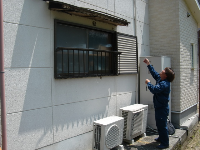 岸和田市の劣化の進んだ庇の復旧工事　1日目