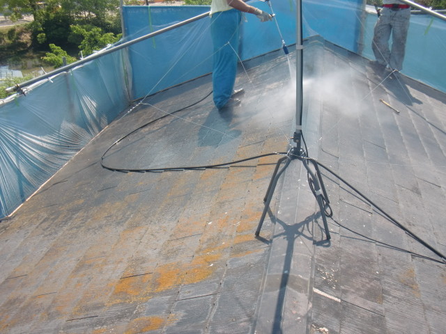 岸和田市摩湯町で屋根高圧洗浄中