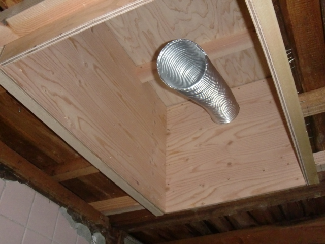 岸和田市内畑町のお風呂場の屋根かさ上げで合板で蓋をしました