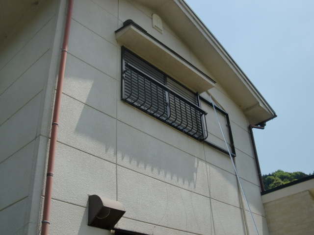 岸和田市の劣化の進んだ庇の復旧工事　1日目