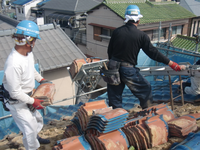 岸和田市吉井町の瓦を昇降機で下ろします