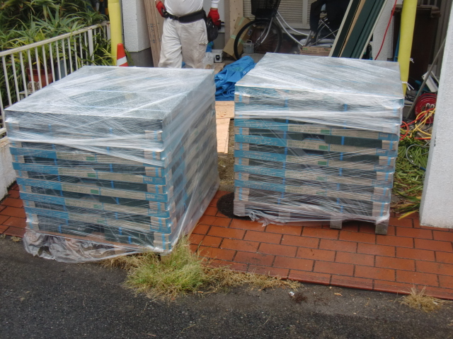 岸和田市春木本町の屋根材搬入状況