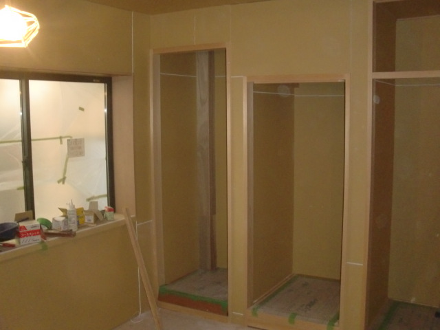 岸和田市上松町の外壁塗装で中塗りの工程で同時に内部改修